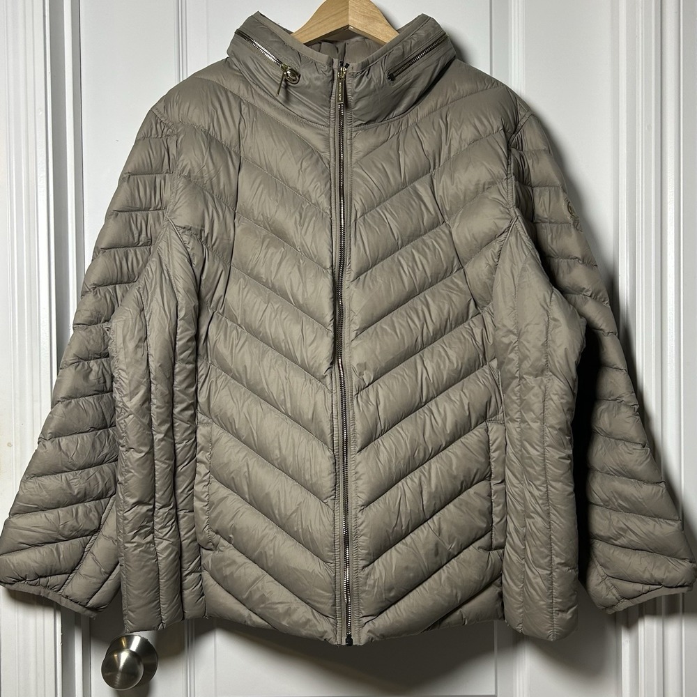 Michael Kors Taupe Chevron Quilted Nylon Retractable Hood Packable Puffer Jacket